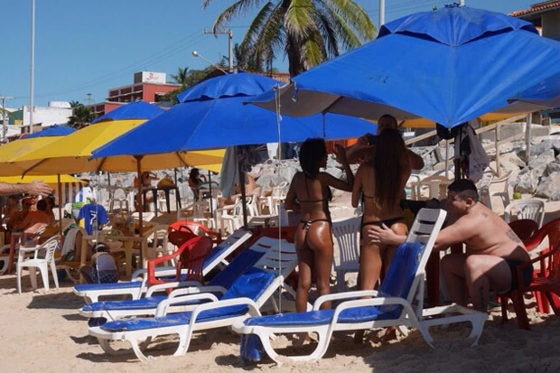 ドサクサにまぎれて(?)お尻を触る人発見