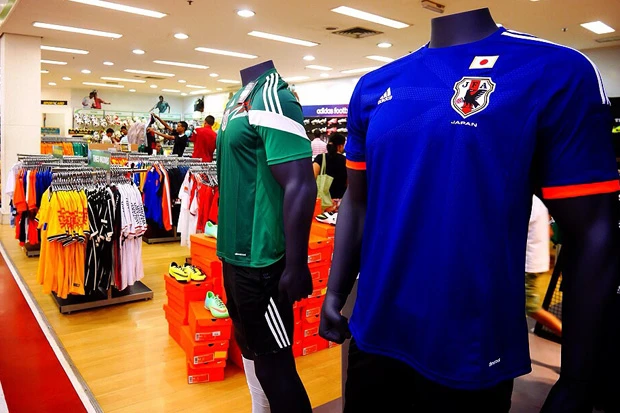 大型ショッピングセンターには日本のユニフォームももちろん!