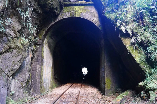 この小さなトンネルの中で旅が終わるとこでした。本当に怖かったー!