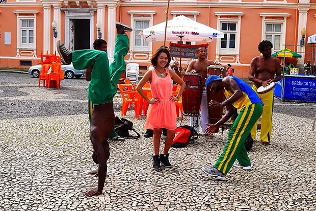 カポエイラ発祥の地サルバドール! ジンガのステップ踏んでます