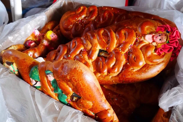 人形がおりこまれたナゾのパン