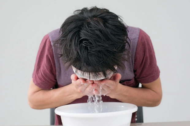 すすぎはぬるま湯で念入りに。ため水はNG。流水ですすごう