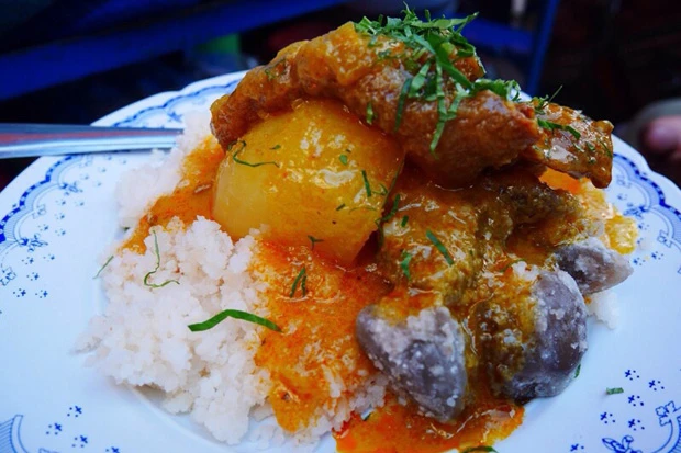 おばプロ前の腹ごしらえもイモ料理。マーケットの屋台飯は5ボリ(約75円)程度でついつい食べすぎてしまう