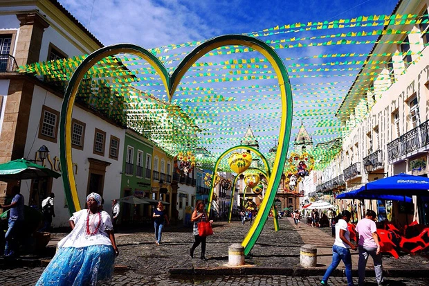 聖ヨセフ祭とW杯のダブルフェスティバルで派手に飾られた街中