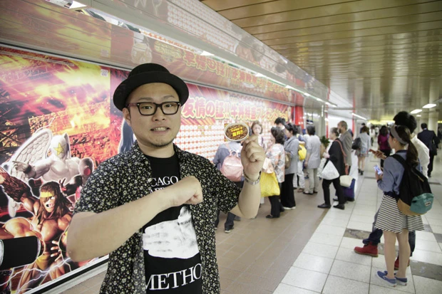 ウワサを聞きつけ、現場に現れた芸人のエッグ矢沢