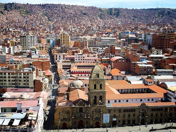 オレンジ色の屋根で統一されたラパスの街並み