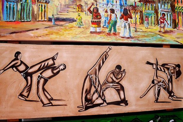 カポエイラの絵や楽器などはサルバドールならでは!