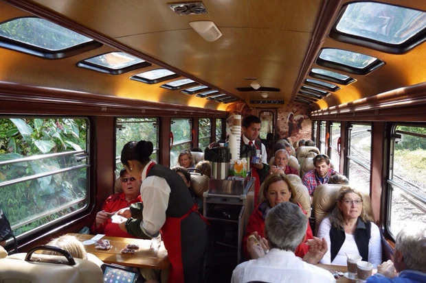 10倍の料金だけど、わりと良い感じの観光客用電車