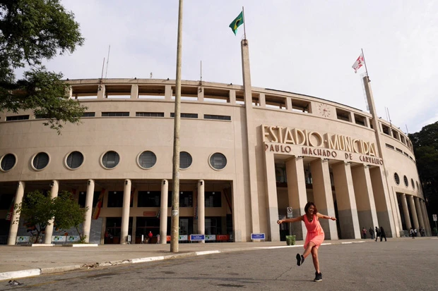 建物は大きく迫力がある。W杯の場所ではないが、スタジアムも併設