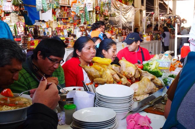 マーケットの人気店、鶏肉スープはおかわりOK