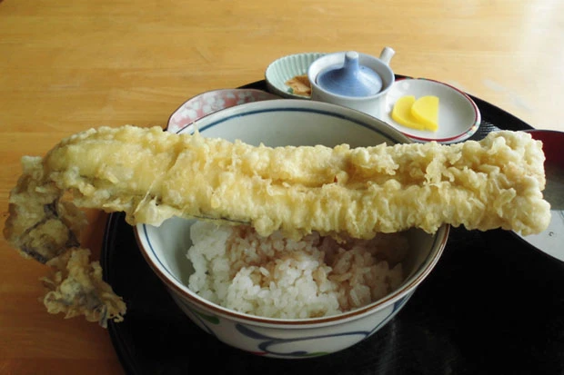 豪快な一本揚げ！　自分の釣ったアナゴを惜しみなく喰らい尽くすのも、釣りの醍醐味！