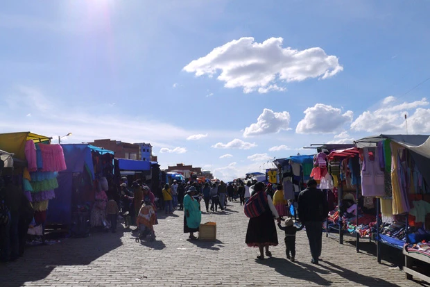 青空がさわやかすぎて泥棒市とは思えなかったが、よく見ると怪しい人がいるので、これ以上カメラを出せなかった…