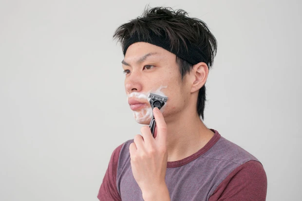 毎日のヒゲそりで角質層を削りとっている!
