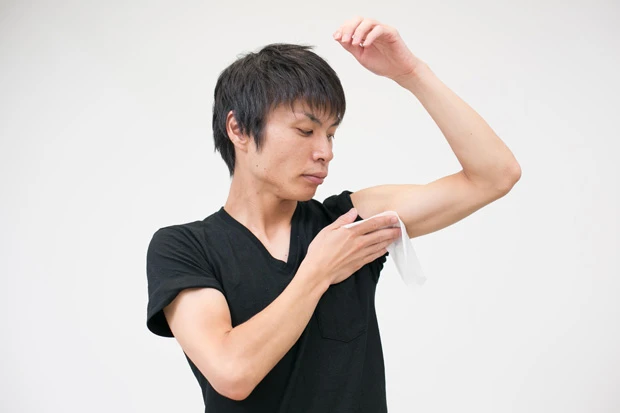 デオドラント剤を使う前に、ウェットシートなどで汗をふきとるのが大切!