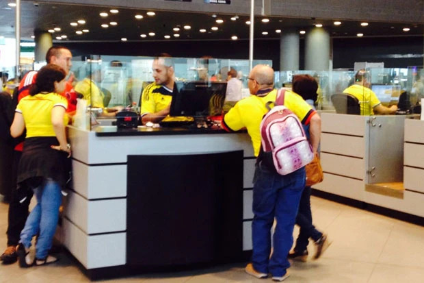 空港で働く人も搭乗客もユニフォームで見分けがつかない