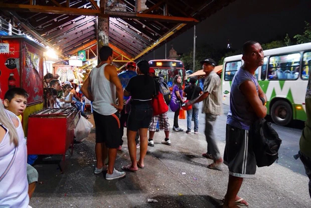 鋭い目つきで見られると、ドキッとします。いつもの南米緊張感