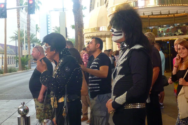 休憩中?を隠す様子もないパフォーマーたち。みんなテキトー・笑。暑いしね!