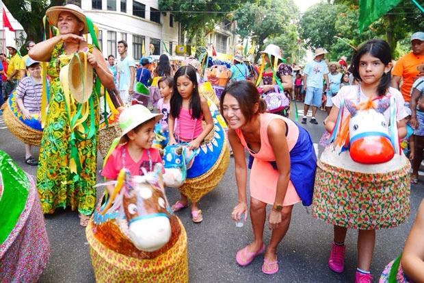 牛コスプレの子供パレードはかわいすぎ。左にはアイーンをするおばちゃんも