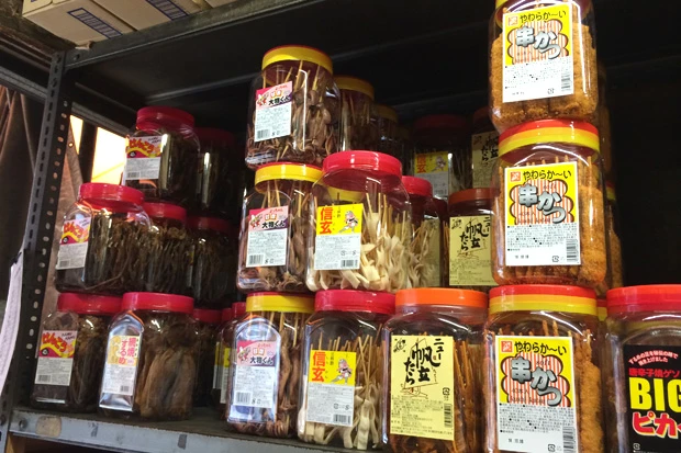 奥のストック棚には、するめ、串かつなどがズラリ