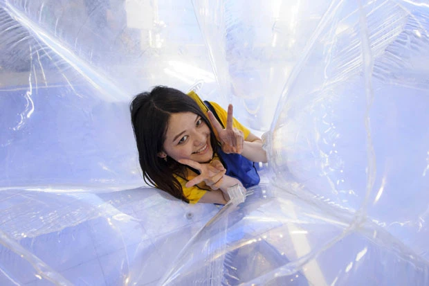  装着はバブルの真ん中に入り込み、リュックサックのように背負う。さらに前側に取っ手がついていて、試合中もずっとこの取っ手を握りながら走る