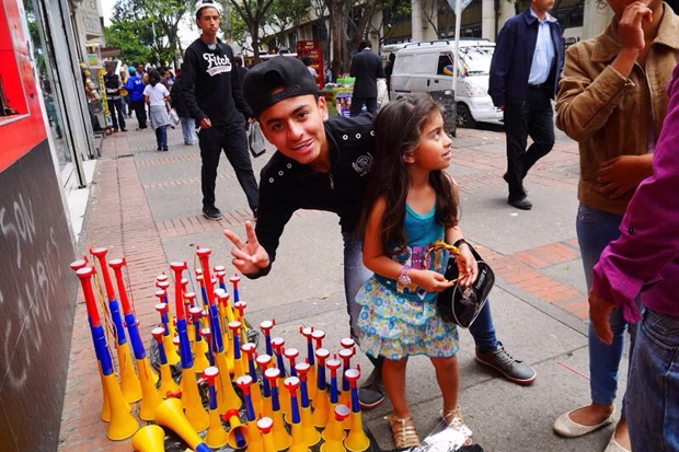 コロンビア戦を控え、応援グッズが売られる路上でコロンビア人のピース