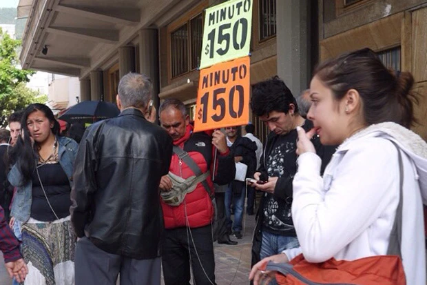 ボゴタの公衆電話? 携帯にチェーンがついてる