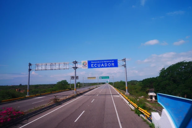 ここからがエクアドル! 国境だー!