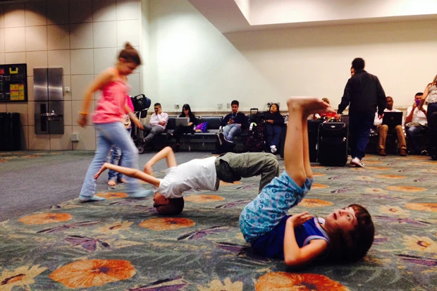 ミスドフライトには子供たちもドヒャーっとひっくり返る。奥の大人たちもみんなミスドフライト仲間