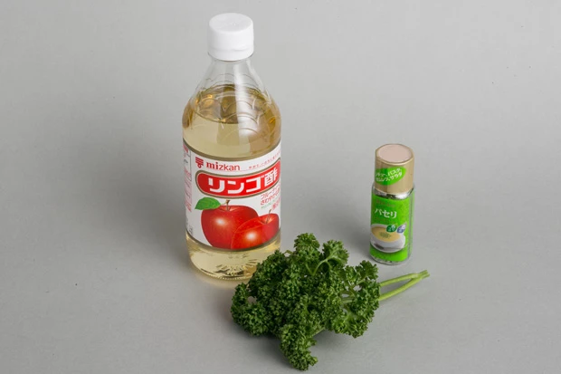 体臭を抑える食材を取り入れよう。粉末状のパセリを食事にふりかけたり、リンゴ酢を水でうすめて飲むならカンタンだ