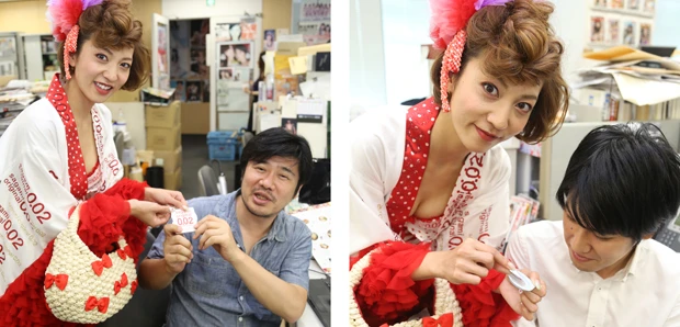 【左画像】KONANちゃんのサプライズ訪問に動揺する編集スタッフ【右画像】「パッケージを開封するときが一番コンドームが破けやすい瞬間なんです。でも、この商品はブリスターパックなので開封時に破くこともないんですよ!」というKONANちゃんの説明を照れまくりで聞く編集部・新人O