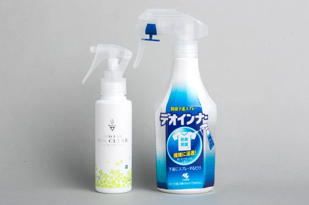 （左）「デオラボ　イオンクリア」（ハーパー ベンソン株式会社）１，５００円＋税　衣服にスプレーするだけで体臭をシャットアウト。「デオインナー　防臭下着スプレー」４００円＋税　スプレーするだけで防臭下着に