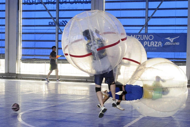  右側は女性なのだが、試合が始まれば関係なし！　ふたりがかりでボールを奪われ吹っ飛ばされる。しかし、まったく痛くないので、そこは安心