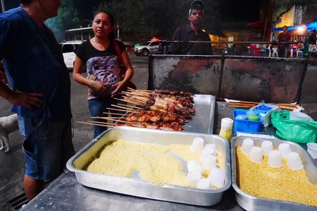 黄色いキャッサバ粉(タピオカ粉)を直接飲む。初心者は喉を詰まらせないように注意