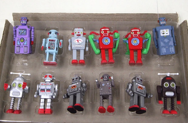丸ごと箱買いしたブリキのロボット(小)12個で4800円。同じのが2個あったり、1個だけだったり、その基準はよくわからない(笑)