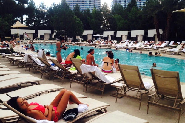 オシャレなハリウッドオヤジ、マイケル・ダグラスたちがビキニパーティーをしたアリア・リゾート