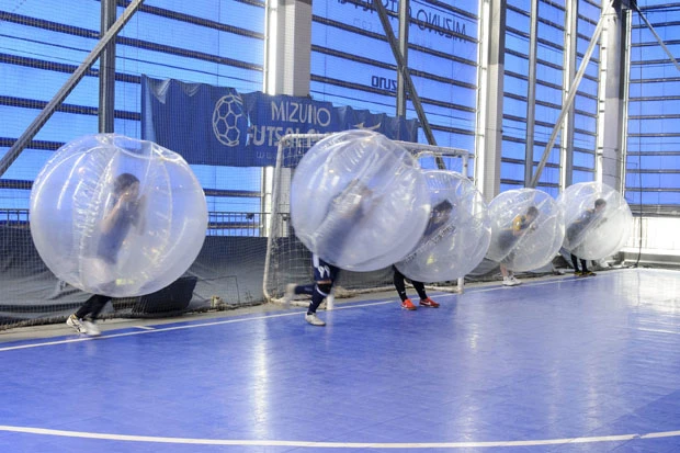  キックオフは自陣のゴールラインからスタート。ちなみに試合時間は前後半５分ハーフだが、息苦しいためこの短時間でもしんどい