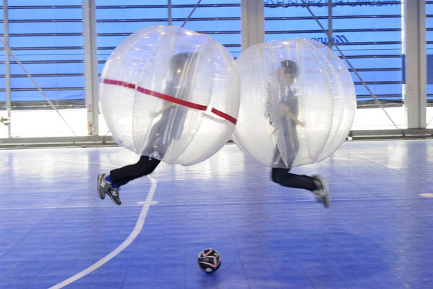  両者、ガチンコのバブルアタック！　やっている本人たちは本気でも外から見るとシュール