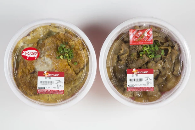 丼系はいつでも熱々! 保温棚の奥には調理スペースがあり、手作りしている様子もうかがえる