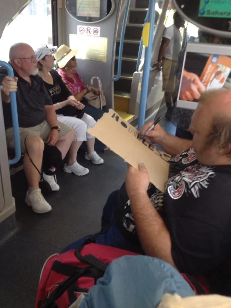 市バスには、「HOMELESS」と書いたヘルプミーボードを作成中の男がいた。他州からベガスに出稼ぎに来たのか? はたまたカジノで破産した旅行者か?