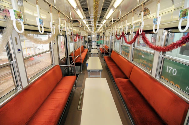 阪堺電車では貸し切り時はテーブルもセッティングしてくれる