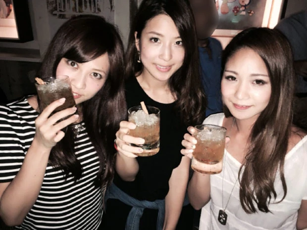 テネシーハニーをベースにした「ORIGAMI」のオリジナルカクテルで乾杯!キャラメルのトロッとした甘さが女子の友情をまた深めてくれました。ちなみに右が私、菅野です!