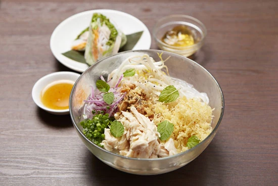 ミントが香る冷やしフォーガー　エビの生春巻きセット（フォーのお店　ハノイのホイさん）