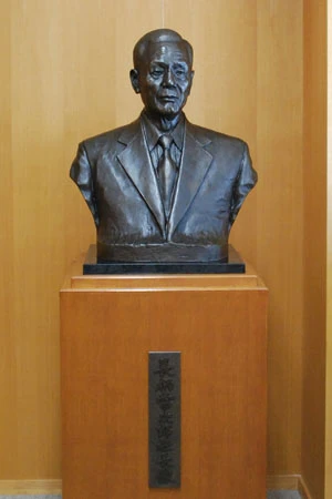 ナガエ製の銅像はさすがの重厚なハイクオリティ。設置する場所が必要だが……