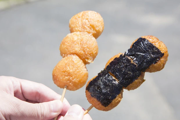  大々的に売られている「揚げもち」。濃厚で甘めの「揚げもち（味噌）」（左）。甘さ控えめの「揚げもちのり（醤油）」（右）。どちらも８６円