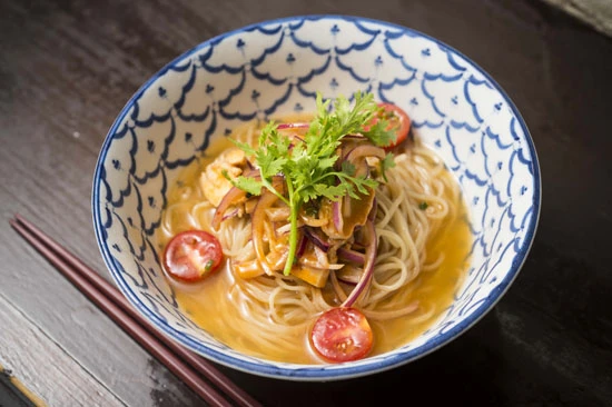 グレープフルーツの冷やしトムヤム麺（づゅる麺池田）