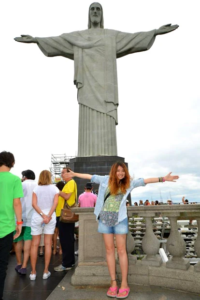 リオデジャネイロのコルコバードの丘でキリスト像とアリサ