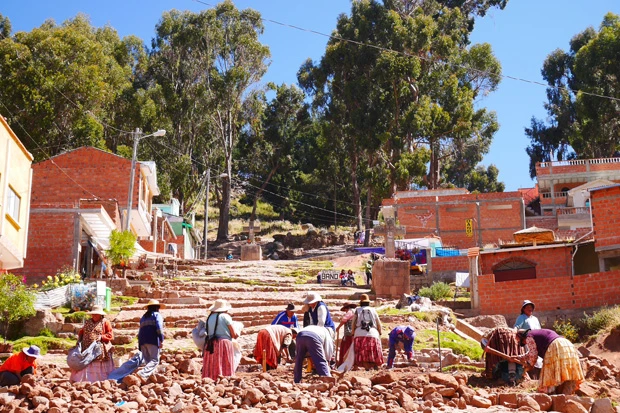 『現場で汗を流すチョリータ』