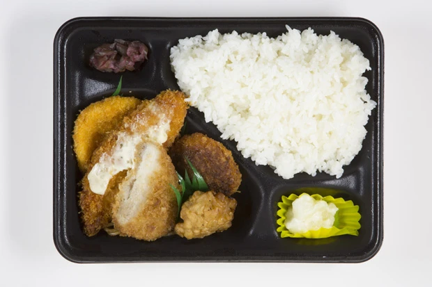  レジ裏の炊飯器で熱々ご飯をよそってもらえる「ポプ弁」。写真はとんかつ、チキンカツ、唐揚げ、白身フライ、コロッケなどが入ったボリューム満点の「ミックスフライ弁当」４８０円。ほかにもスパイシーハンバーグ弁当や唐揚げ弁当が売られている