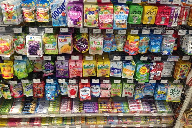  電車に乗る前にポケットやカバンにちょっと、というお客さんが多いためポケット菓子の品ぞろえはものすごい。このようなポケット菓子の棚が店内に２、３ヵ所あるから圧巻