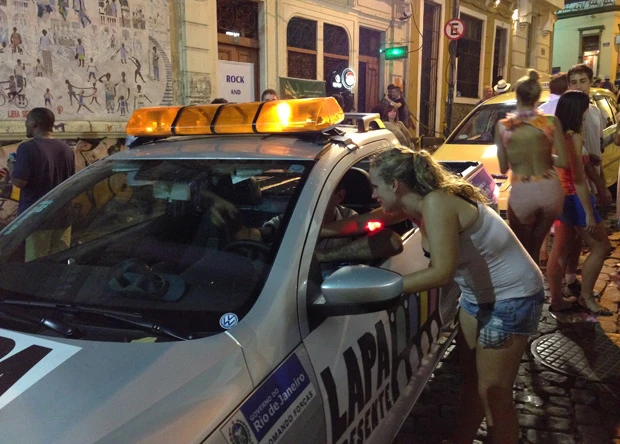 パトカーの荷台に乗ってもいいかと本気で交渉する無鉄砲な旅人